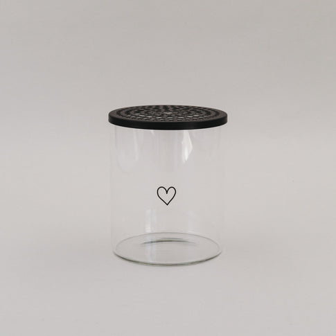 Vorratsglas mit schwarzem Herz und Blumendeckel aus Metall – perfekt zum kreativen Blumenstecken