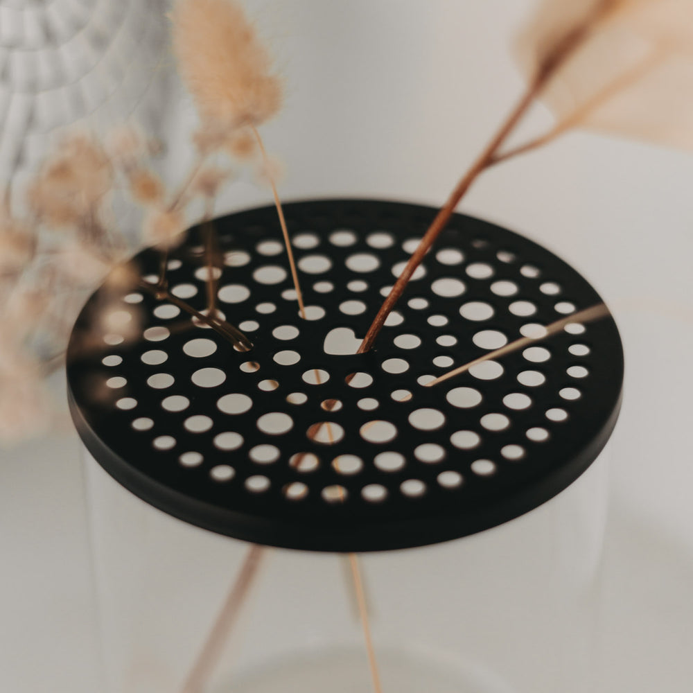 Schwarzer Metalldeckel mit Herzöffnung – stilvoller Blumeneinsatz im Vorratsglas mit Trockenblumen