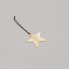 Anhänger Stern goldfarben in flacher Perspektive – filigrane Weihnachtsdeko aus Metall mit schwarzem Band.