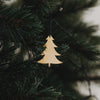Glänzender goldener Tannenanhänger am Weihnachtsbaum.
