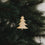 Glänzender goldener Tannenanhänger am Weihnachtsbaum.
