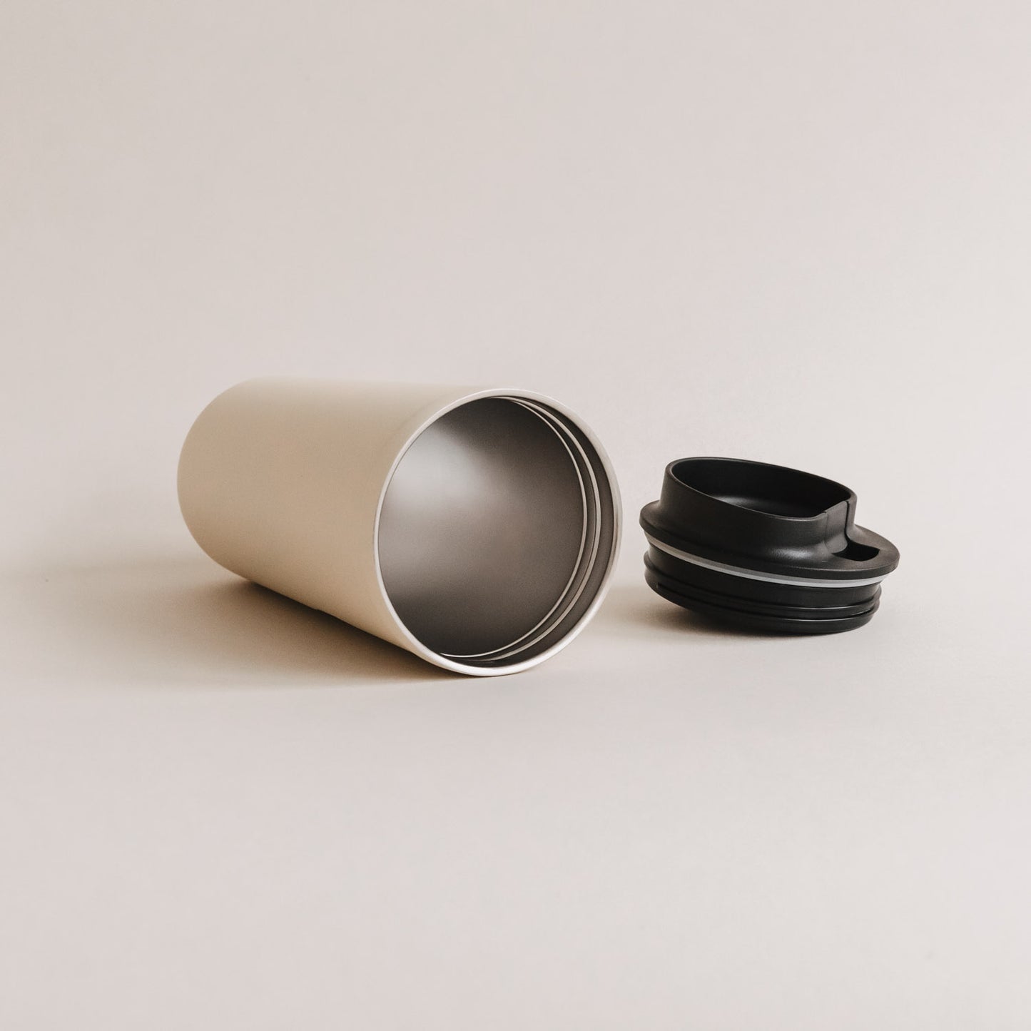 Offener To-go Becher Herz creme mit Deckel daneben, doppelwandiger Thermobecher.