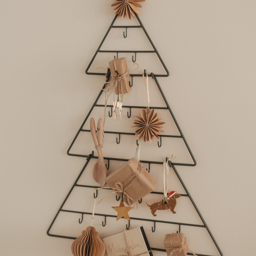Adventskalender Tanne Metall dekoriert mit Geschenken, Holzlöffeln und weihnachtlichen Anhängern
