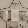 Adventskalender Stern klein mit Geschenken und Anhängern, stilvoll und schlicht dekoriert