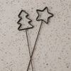 Anthrazitfarbene Metallstecker mit Tannenbaum und Stern als dekorative Kartenhalter