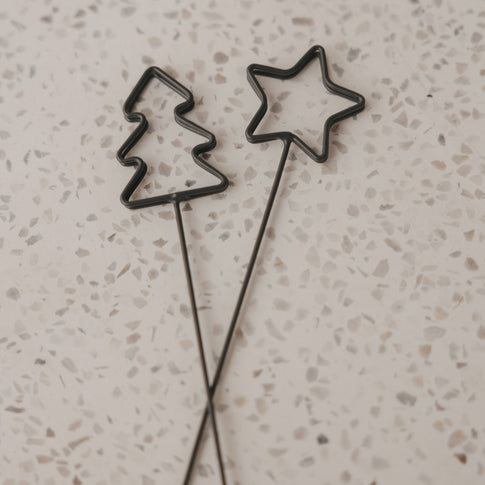 Anthrazitfarbene Metallstecker mit Tannenbaum und Stern als dekorative Kartenhalter