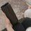 Brauner To-go-Thermobecher mit Herzmotiv und schwarzem Deckel in der Hand