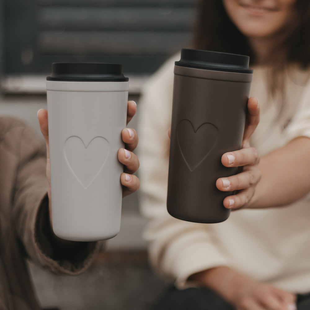 Brauner und beiger To-go-Thermobecher mit Herzmotiv und schwarzem Deckel