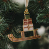 Weihnachtsanhänger Schlitten mit Geschenken, goldfarben, am Tannenbaum hängend