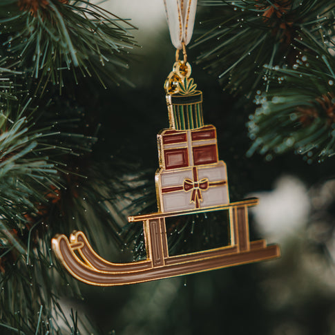 Weihnachtsanhänger Schlitten mit Geschenken, goldfarben, am Tannenbaum hängend