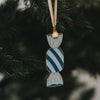 Christbaumschmuck Bonbon blau-weiß gestreift, goldene Details, am Weihnachtsbaum
