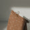Nahaufnahme eines goldenen Foldback-Clips mit Herzmotiv an einer Geschenktüte aus Kraftpapier mit Sternenmuster.
