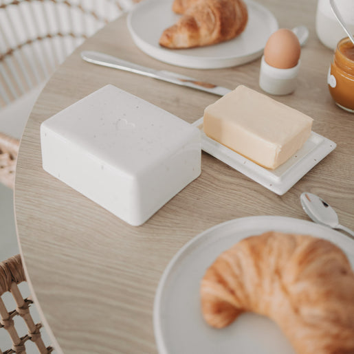 Keramik Butterdose mit Herz, Frühstücksszene mit Croissant und Ei im Hintergrund