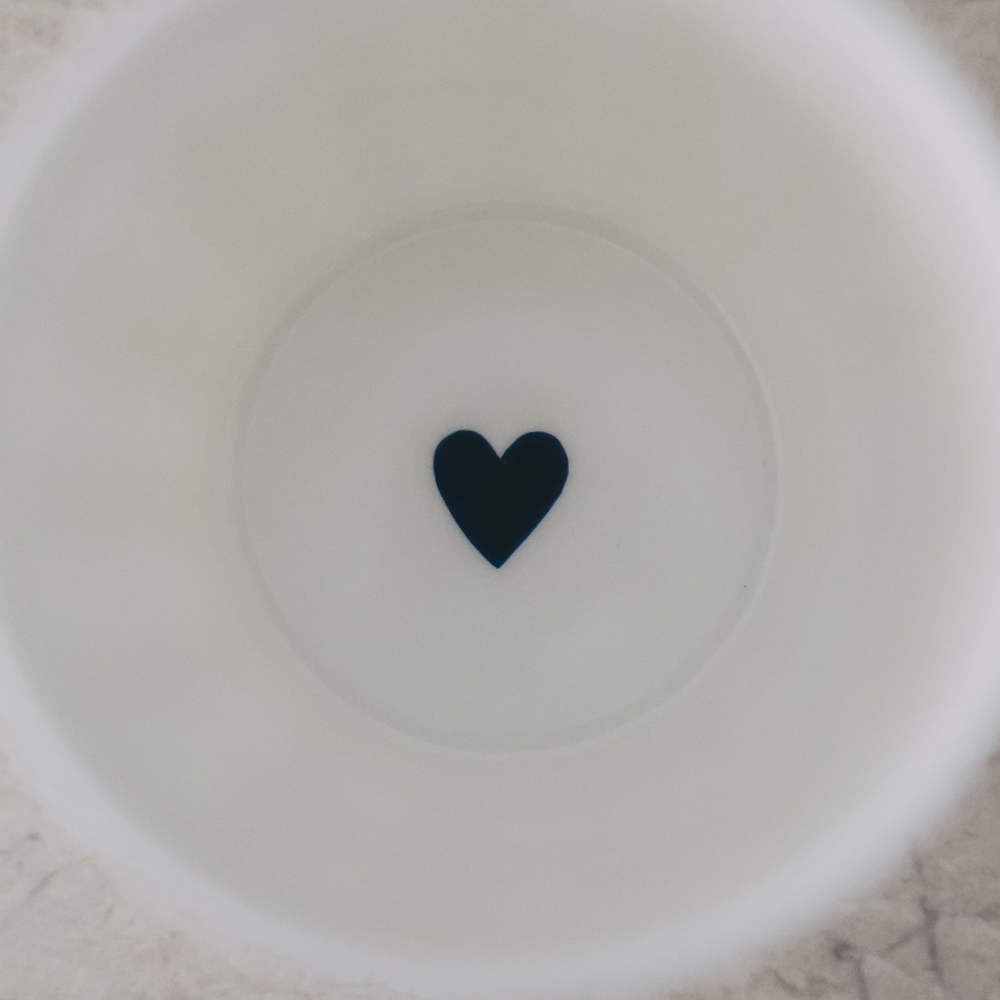 Innenansicht Keramikbecher mit kleinem Herzmotiv am Boden