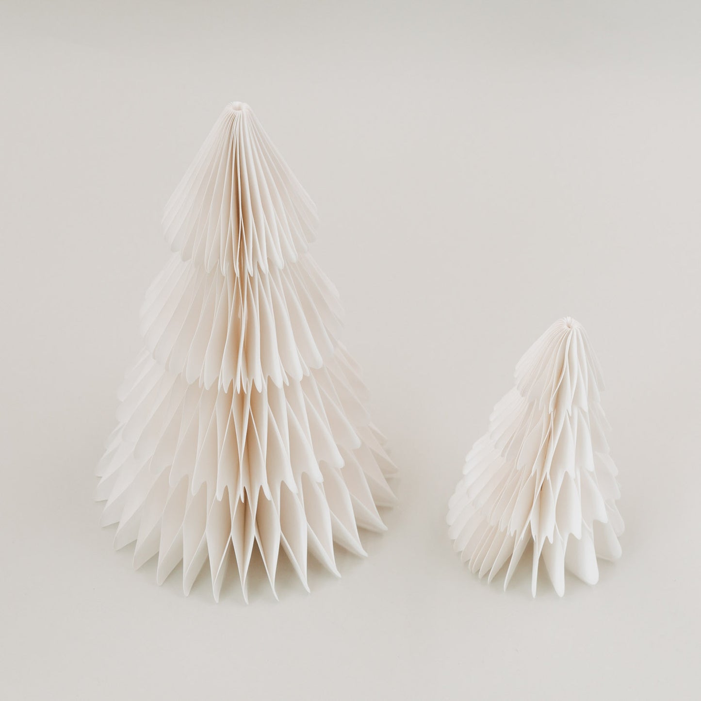 Papiertannen Set in Natur aus Papier mit Wabenoptik, von oben fotografiert, stilvoll und dezent