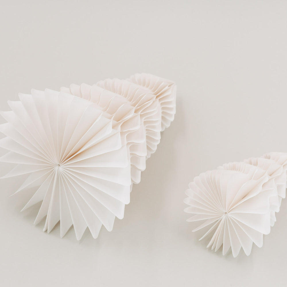 Liegende Papiertannen in Naturoptik zeigen die wabenförmige Struktur und flache Lagerung