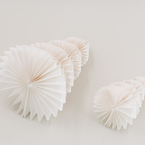 Liegende Papiertannen in Naturoptik zeigen die wabenförmige Struktur und flache Lagerung