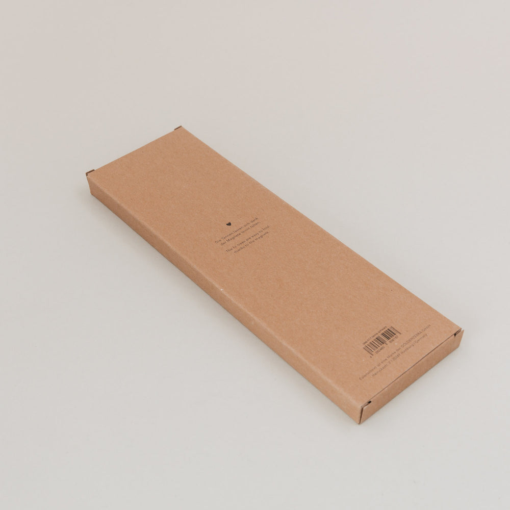 Rückseite der nachhaltigen Verpackung vom Papiertannen Set Natur mit liebevollem Text und Barcode