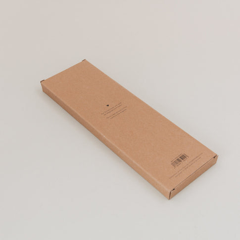 Rückseite der nachhaltigen Verpackung vom Papiertannen Set Natur mit liebevollem Text und Barcode