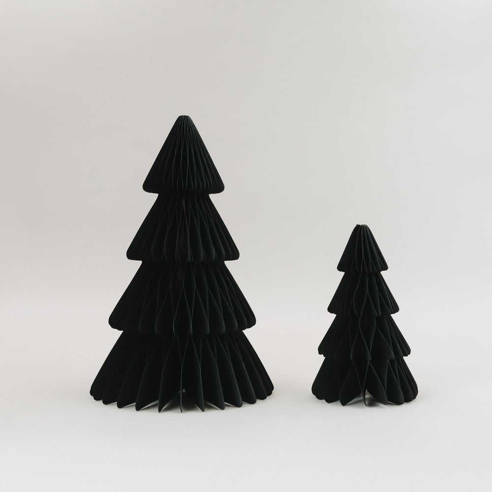 Zwei schwarze Papiertannen in Wabenoptik vor hellem Hintergrund – minimalistisches 2er Set zur Weihnachtsdeko