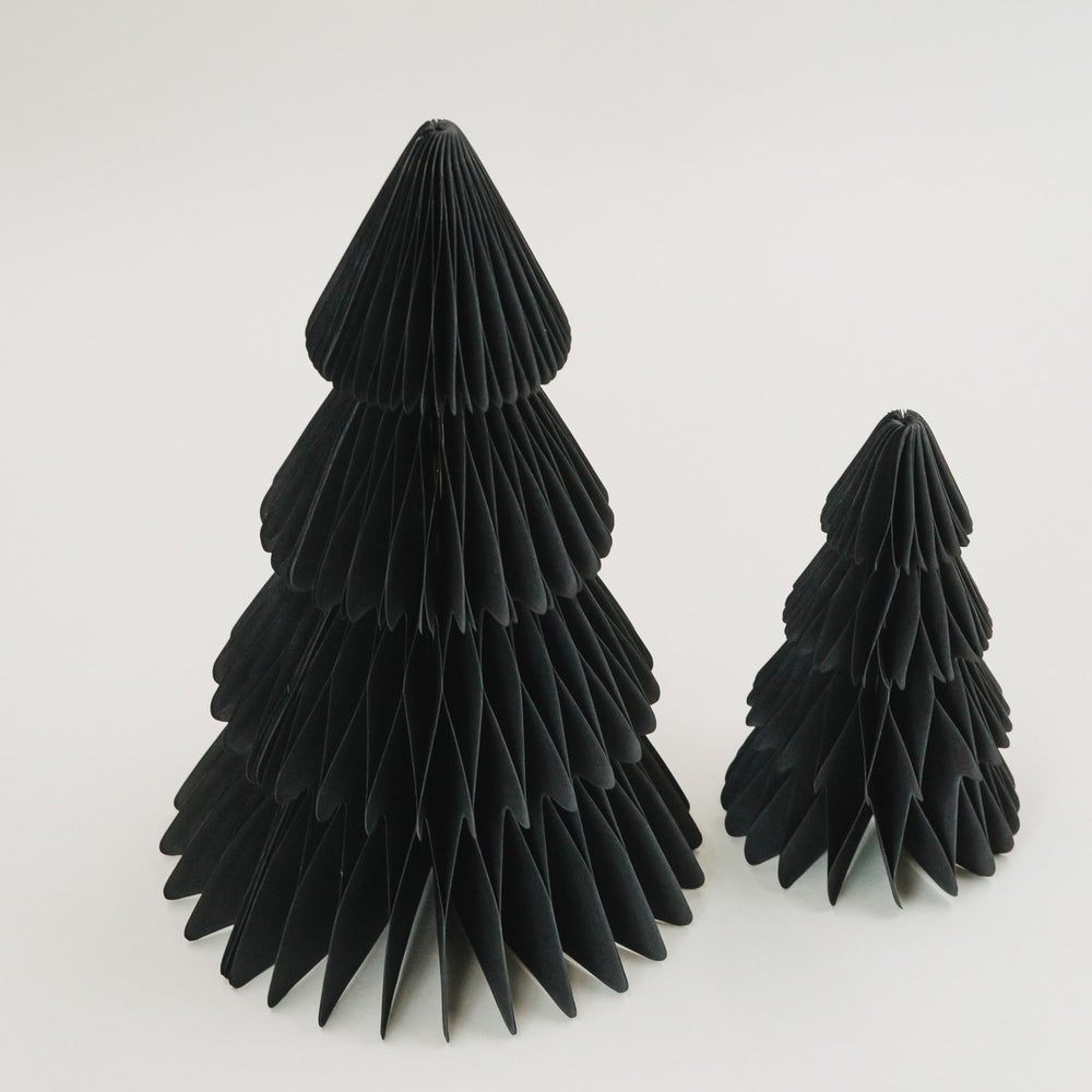 Zwei aufgestellte schwarze Papiertannen in Seitenansicht – dekorativ und stilvoll für die Festtage
