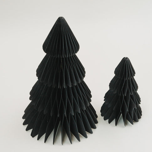 Zwei aufgestellte schwarze Papiertannen in Seitenansicht – dekorativ und stilvoll für die Festtage