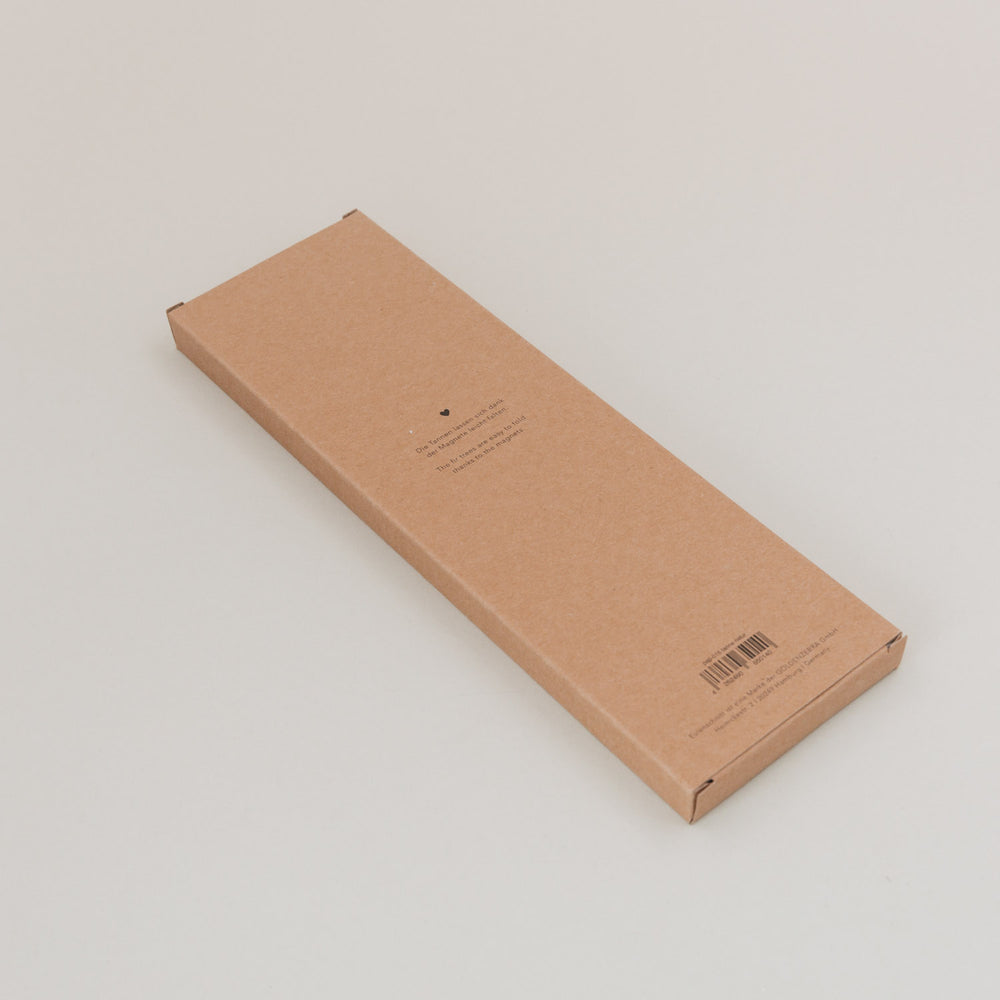 Verpackung Rückseite der Papiertannen in Schwarz – kompakt und nachhaltig verpackt