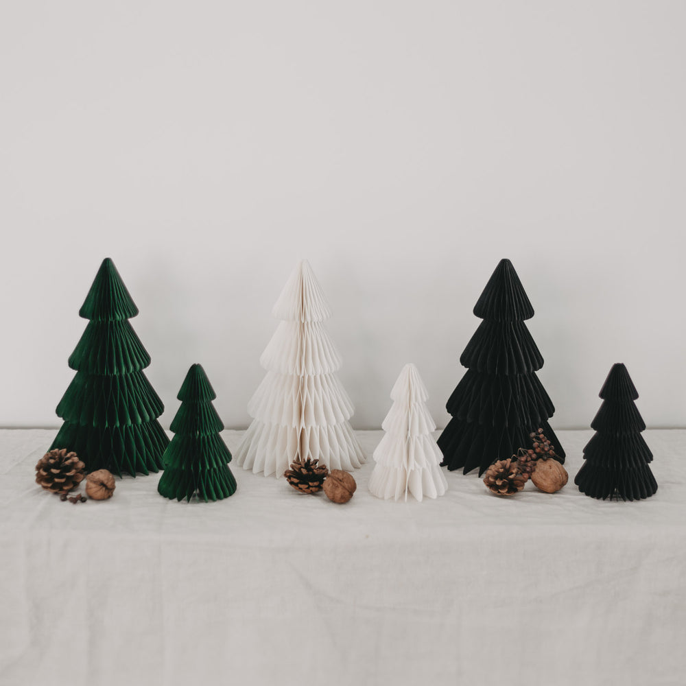 Schwarze, naturweiße und grüne Papiertannen im Gruppenbild – ideal kombinierbare Weihnachtsdeko