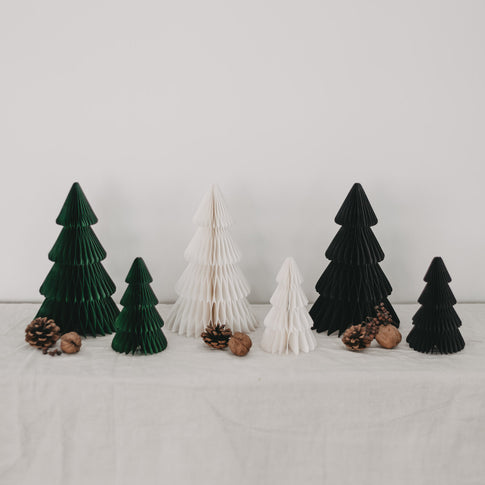 Schwarze, naturweiße und grüne Papiertannen im Gruppenbild – ideal kombinierbare Weihnachtsdeko