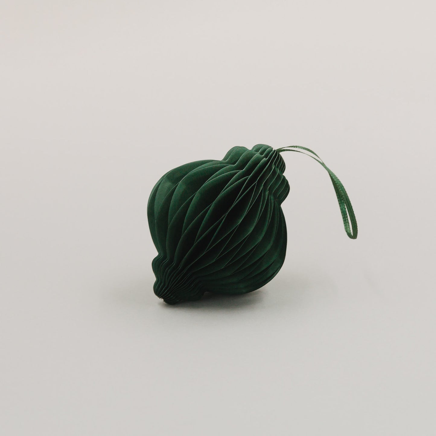 Dunkelgrüner Papieranhänger in Wabenoptik mit Band – stilvolle Weihnachtsdeko zum Aufhängen.