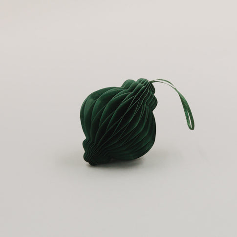 Dunkelgrüner Papieranhänger in Wabenoptik mit Band – stilvolle Weihnachtsdeko zum Aufhängen.