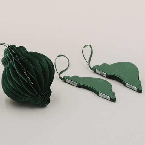 Papieranhänger in Dunkelgrün mit Magnetverschluss, aufgefaltet und zwei gefaltet – praktische Weihnachtsdeko im 3er Set.