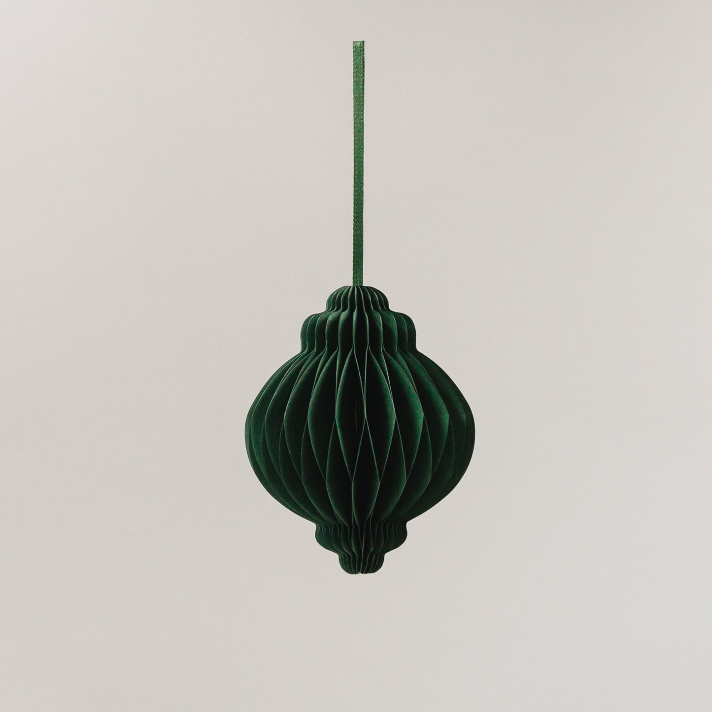 Dunkelgrüner Papieranhänger in Wabenoptik mit Band – stilvolle Weihnachtsdeko zum Aufhängen.