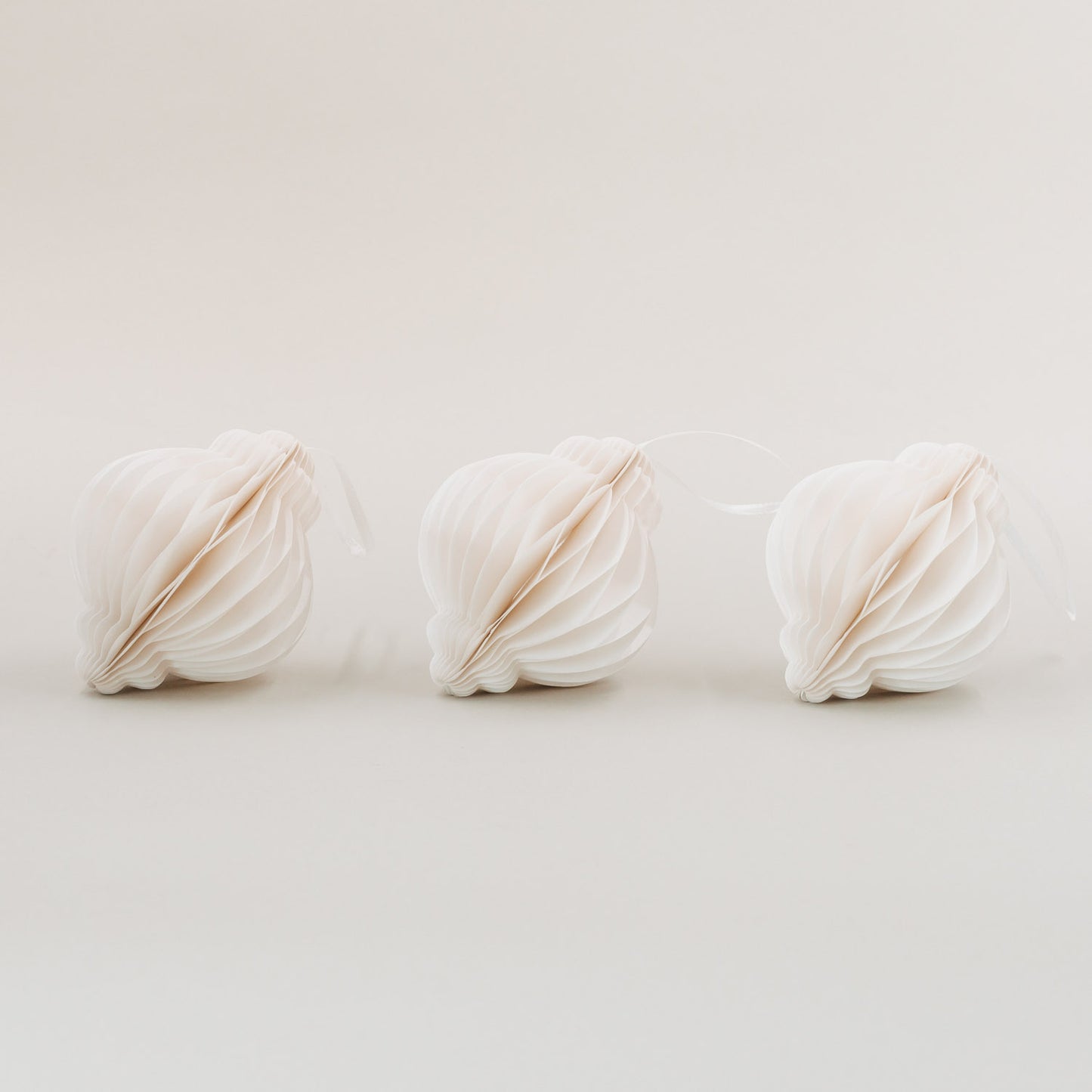 Drei Papieranhänger in Naturfarbe mit Wabenstruktur – dekorativ und elegant für den Weihnachtsbaum