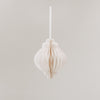 Papieranhänger in Naturfarbe in Tropfenform mit Wabenstruktur und weißem Band zum Aufhängen