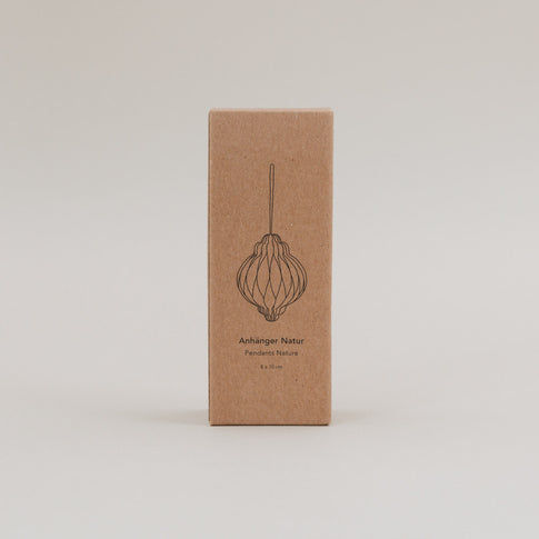 Verpackung aus Kraftpapier mit Aufdruck „Anhänger Natur“ für 3er Set Papieranhänger, 8 x 10 cm