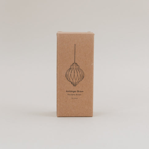 Braunes Papieranhänger Set in dekorativer Produktverpackung mit gezeichneter Anhänger-Silhouette, 8 × 10 cm.