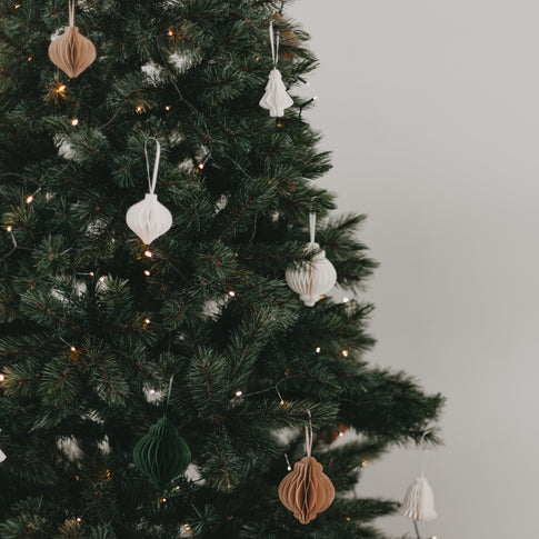 Papieranhänger in Weiß, Dunkelgrün und Braun am Weihnachtsbaum – modernes Farbkonzept zur Adventszeit