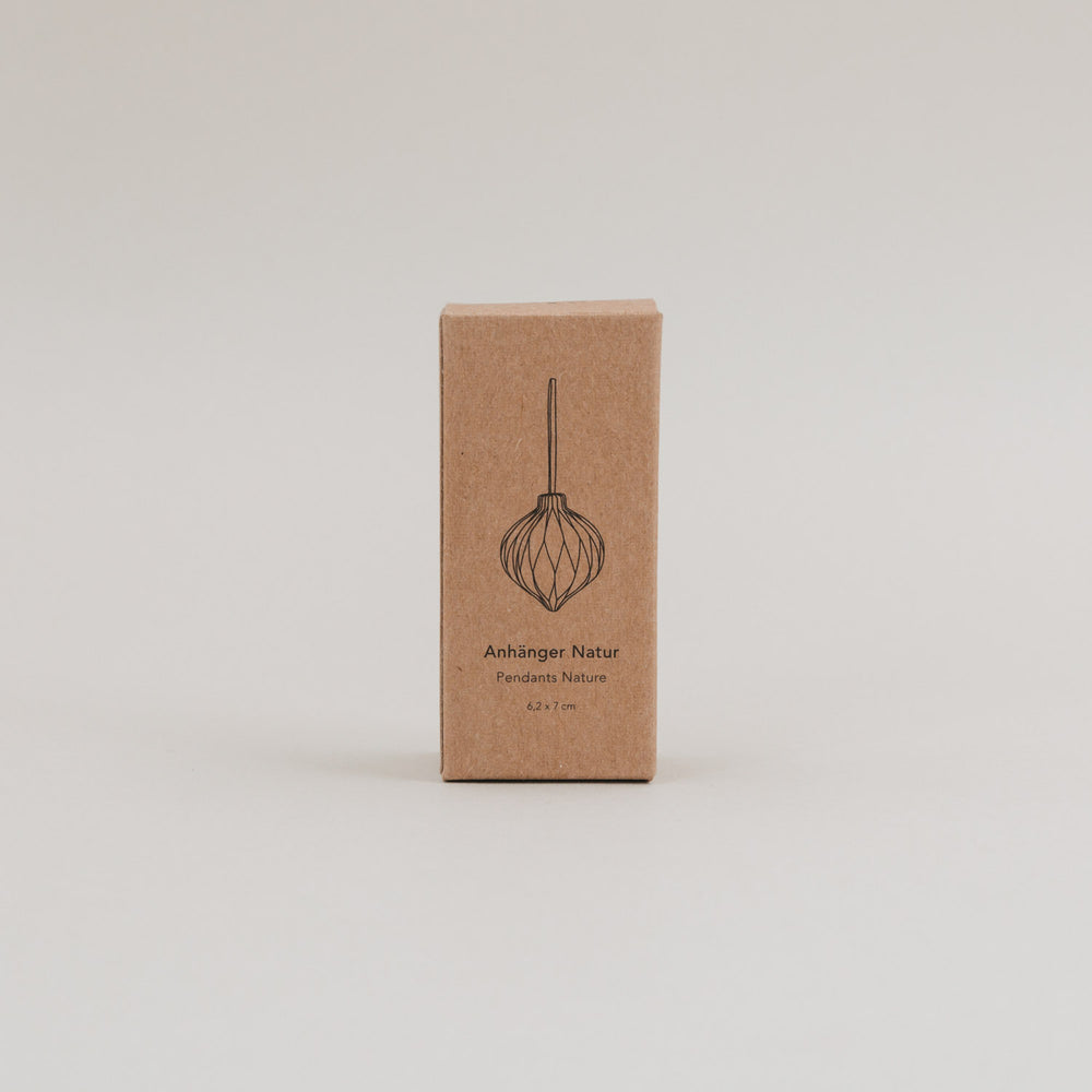 Produktverpackung des weißen Papieranhängersets mit Illustration auf umweltfreundlicher Kartonbox