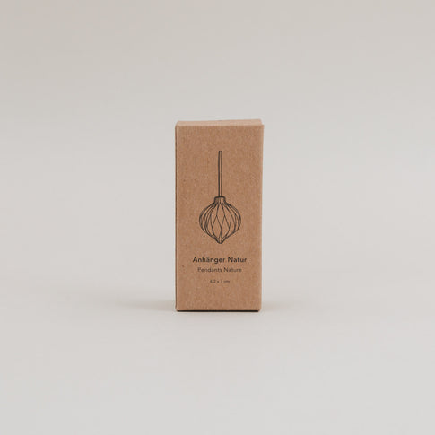 Produktverpackung des weißen Papieranhängersets mit Illustration auf umweltfreundlicher Kartonbox