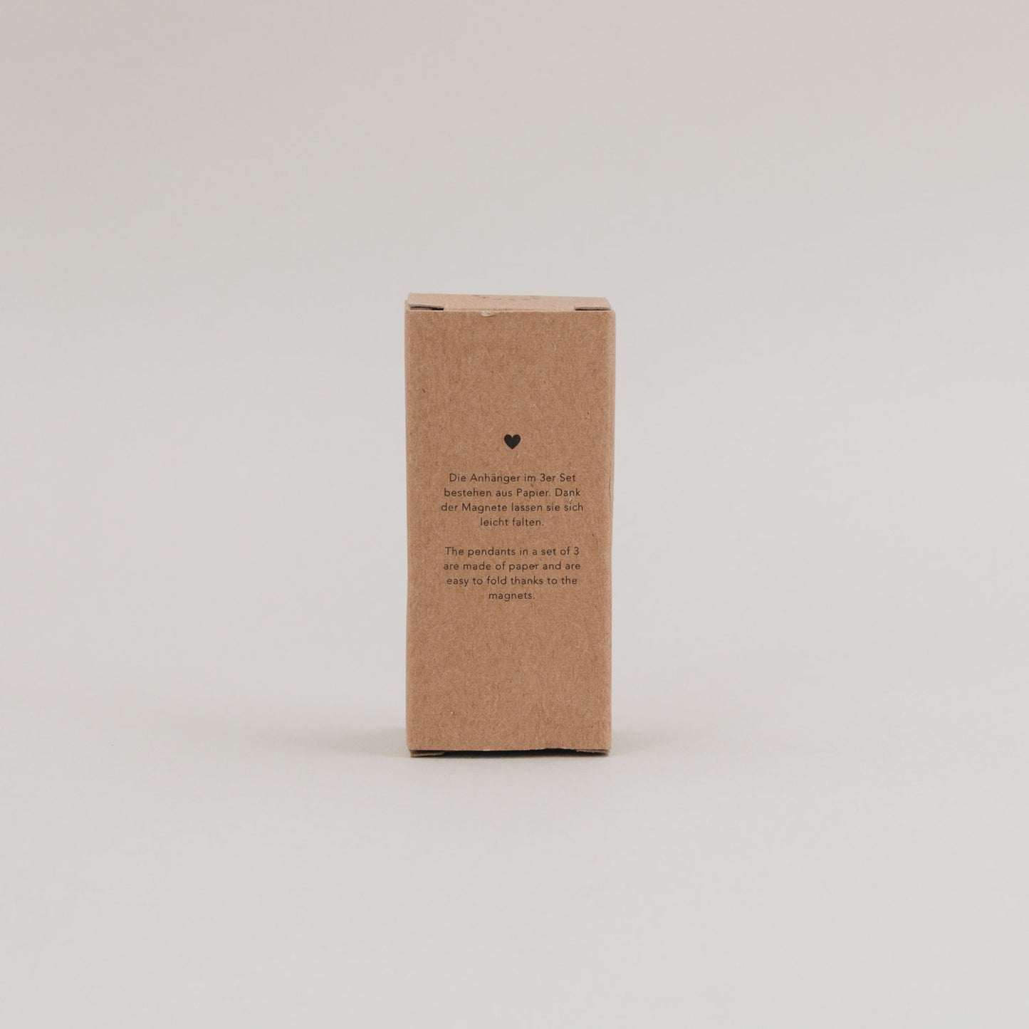 Rückseite der Kartonverpackung mit Textinformation zu Material und Handhabung der Papieranhänger