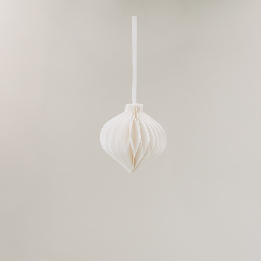 Weißer Papieranhänger hängend an weißem Band vor neutralem Hintergrund – elegant und minimalistisch