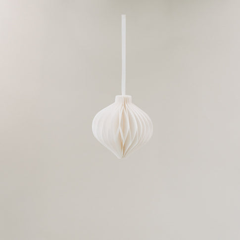 Weißer Papieranhänger hängend an weißem Band vor neutralem Hintergrund – elegant und minimalistisch