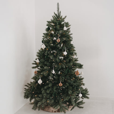 Weihnachtsbaum geschmückt mit naturfarbenen, braunen und grünen Papieranhängern in Wabenoptik