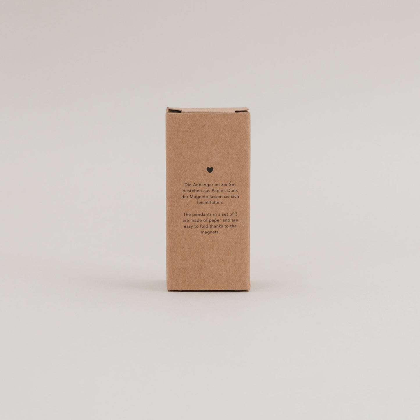 Rückseite der Verpackung mit kurzer Info zu Material, Magnetverschluss und Wiederverwendbarkeit der Anhänger.