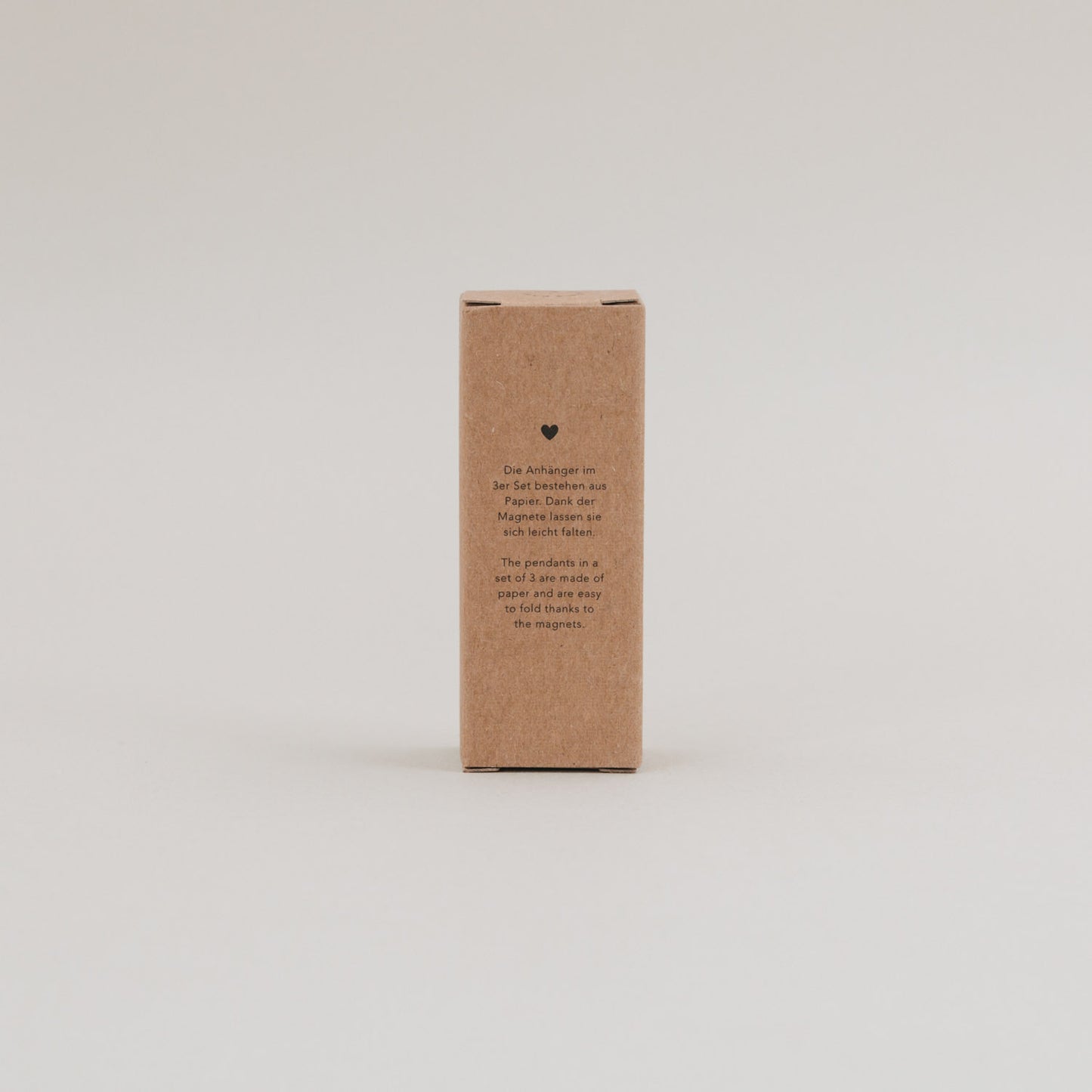 Rückseite der Kraftpapierverpackung mit Beschreibung des Tannen-Anhänger 3er Sets auf Deutsch und Englisch.