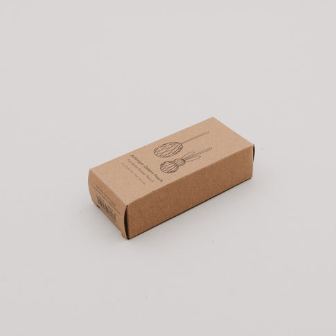 Kraftpapierbox des peachfarbenen Papieranhänger-Sets mit minimalistischer Illustration.