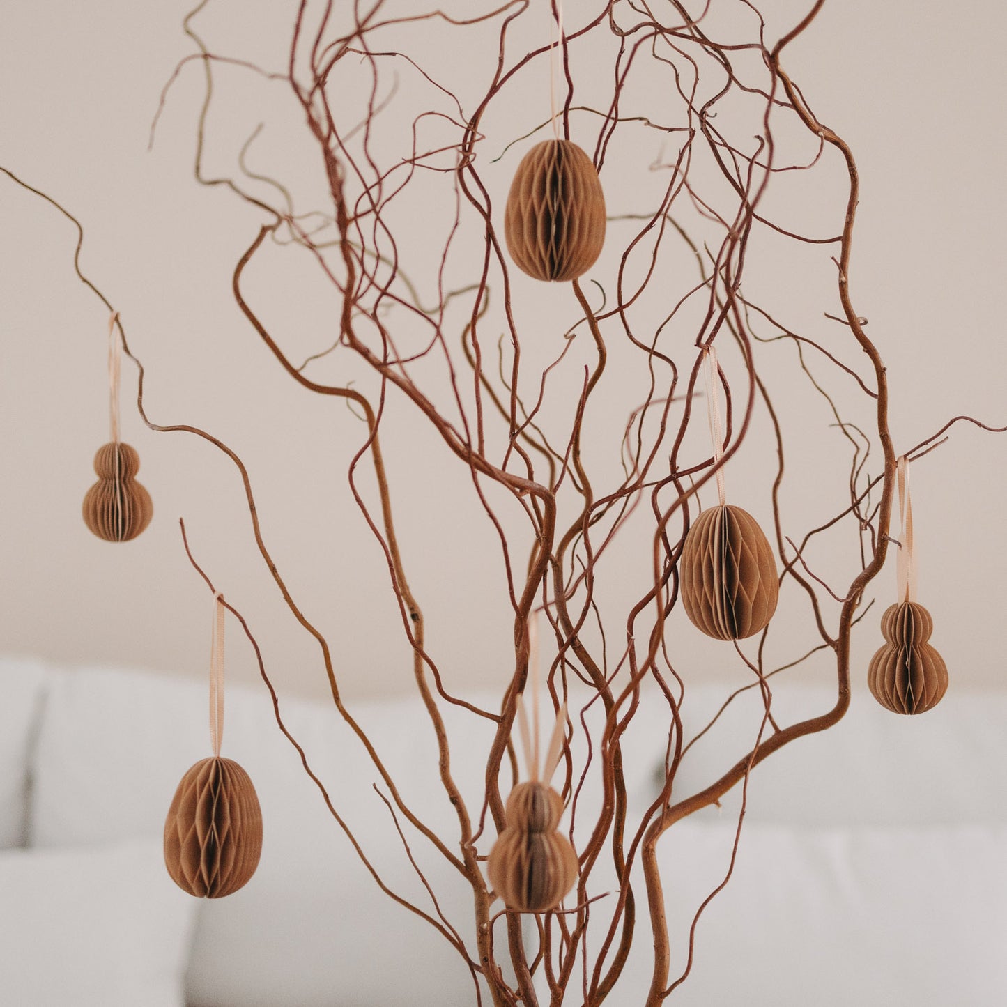 Papieranhänger Natur im 6er-Set in Ei- und Hasenform an dekorativen Zweigen.