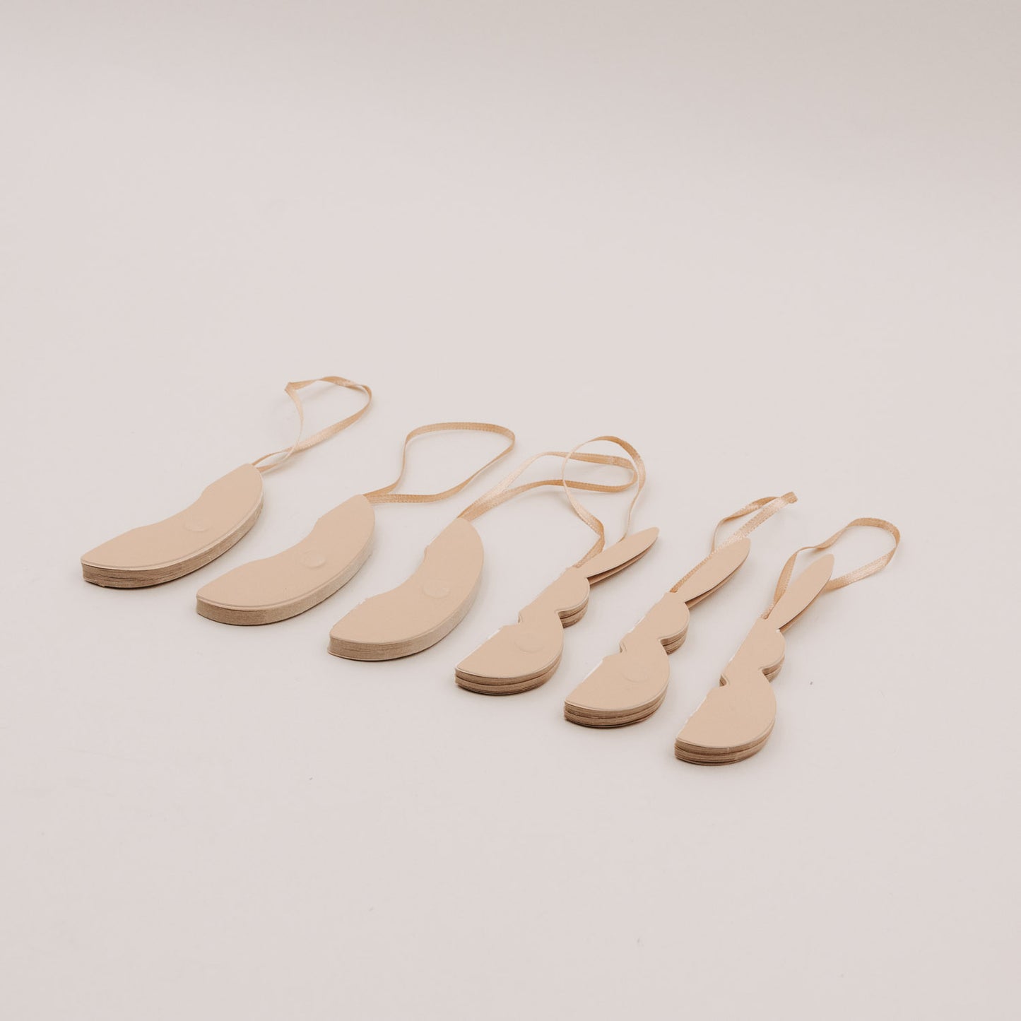 Papieranhänger Natur im 6er-Set, gefaltet und mit Bändern zum Aufhängen bereit.