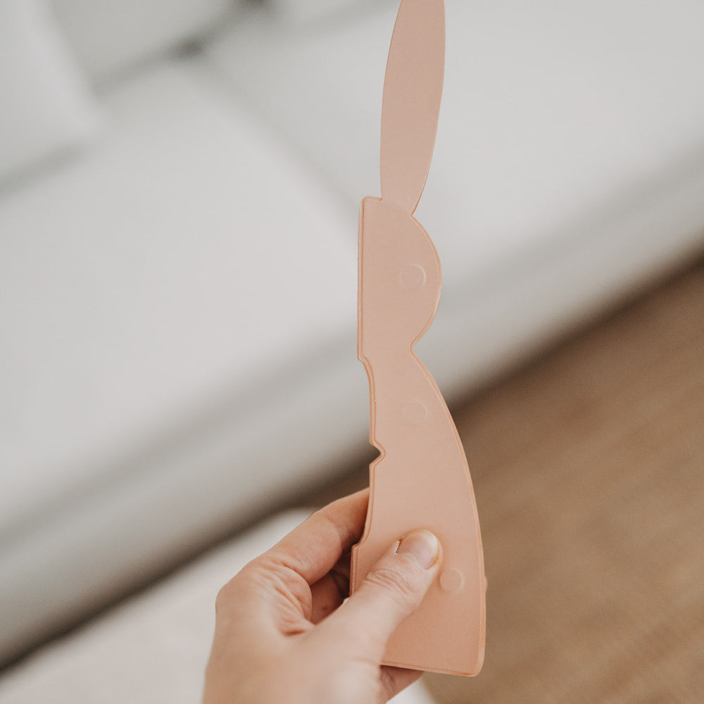 Nahaufnahme eines flachen Papierhasen in Peach vor dem Aufbau zum 3D-Dekoobjekt.